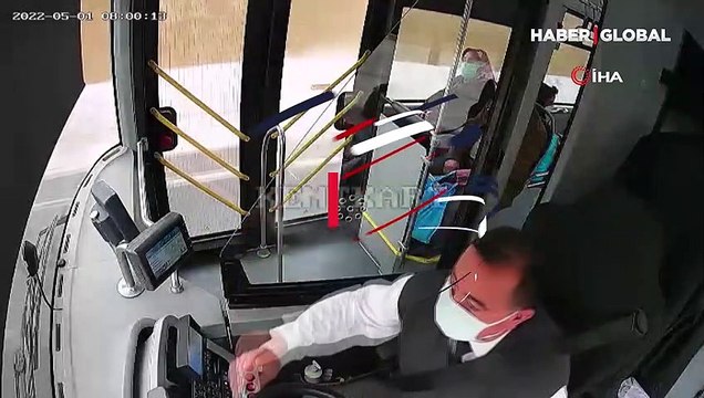 Otobüs şoföründen takdir toplayan hareket: Aracı durdurup yerdeki Türk bayrağını kaldırdı