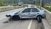 Odun yüklü tırın çarptığı otomobil metrelerce sürüklendi: 2 yaralı