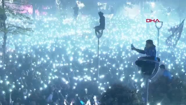 ŞAMPİYONLUĞU AYDINLATMA DİREĞİNDE KUTLAYAN TARAFTAR: MUAZZAM MANZARA VARDI