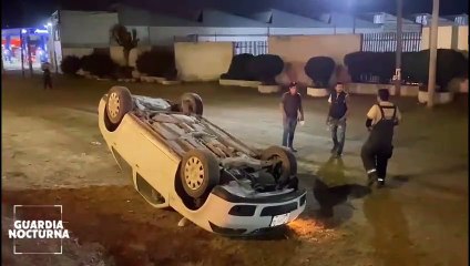 El conductor de un automóvil  sobrevivió a un aparatoso choque sobre Periférico Sur