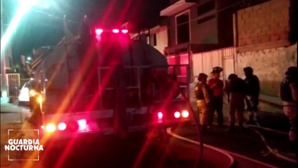 Un voraz incendio consumió un domicilio ubicado en Paseos del Briseño, en Zapopan