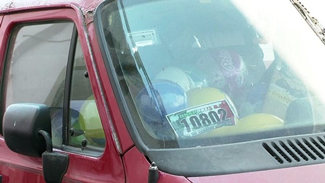 Abandonan camionetas en el centro; globeros las usan de bodega| CPS Noticias Puerto Vallarta