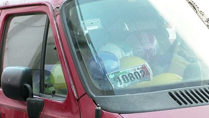 Abandonan camionetas en el centro; globeros las usan de bodega| CPS Noticias Puerto Vallarta