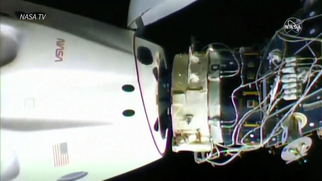 Quatro astronautas iniciam retorno à Terra