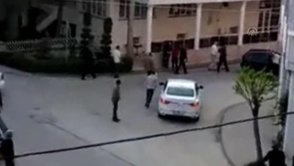 Trafik kazasıyla başlayan kavgada iki kişi tabancayla yaralandı