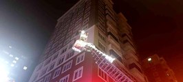 Son dakika haberleri! 14 katlı binada yangın paniği: Mahsur kalanlar itfaiye merdiveniyle kurtarıldı