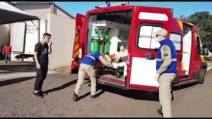 Homem estaria carregando um forno quando caiu e ficou ferido