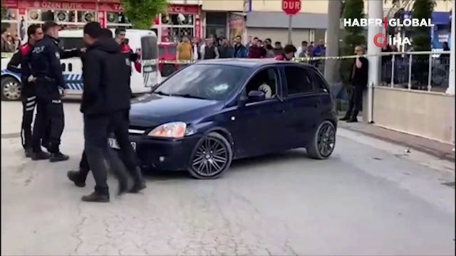 Bursa'nın İnegöl ilçesinde bir kişi, kaza yaptıktan sonra kendisini uyaranlara ateş açtı