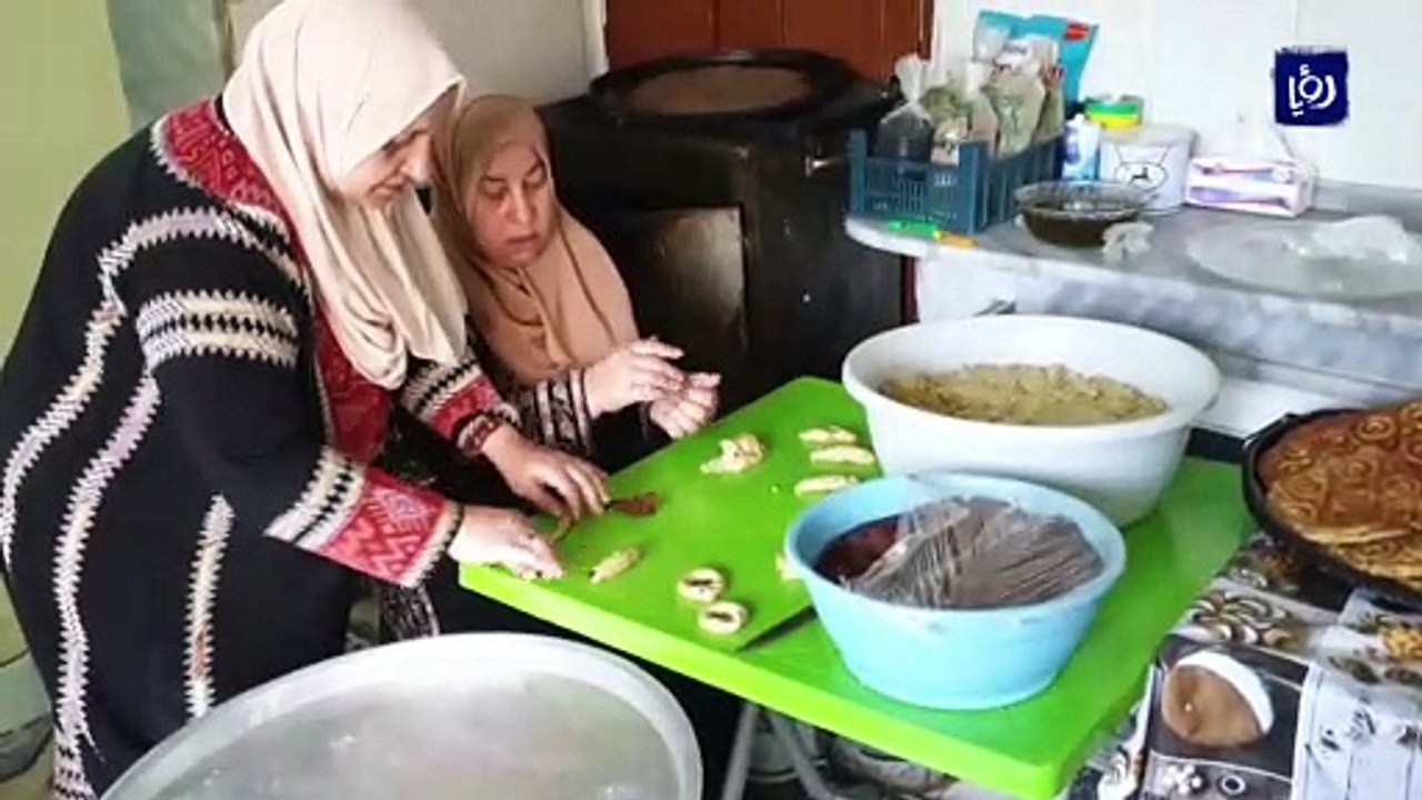 أقراص وكعك العيد.. مصدر دخل موسمي لأم قاسم البطاينة