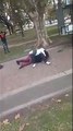 [VIDEO]: Dos chicas se pelearon al salir del colegio y una mujer las separó a los cachetazos