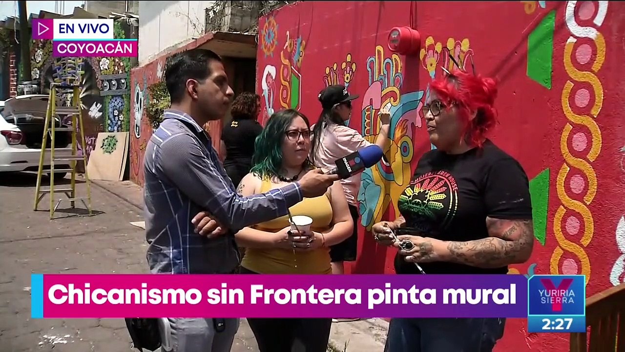 Chicanos pintan mural en el barrio de La Candelaria, CDMX