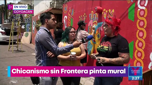 Chicanos pintan mural en el barrio de La Candelaria, CDMX