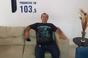 Em frente a emissora, radialistas se emocionam em homenagem a Noaldo e cantam Roberto Carlos