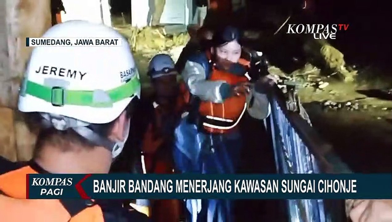 Proses Evakuasi Wisatawan yang Terjebak Banjir Bandang Sungai Cihonje Berlangsung Dramatis!