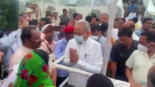 video....मुख्यमंत्री ने हाथ जोड़ सुनी जन समस्याएं, जल्द निराकरण का दिया आश्वासन