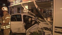 Çekmeköy’de 2 otomobil kafa kafaya çarpıştı