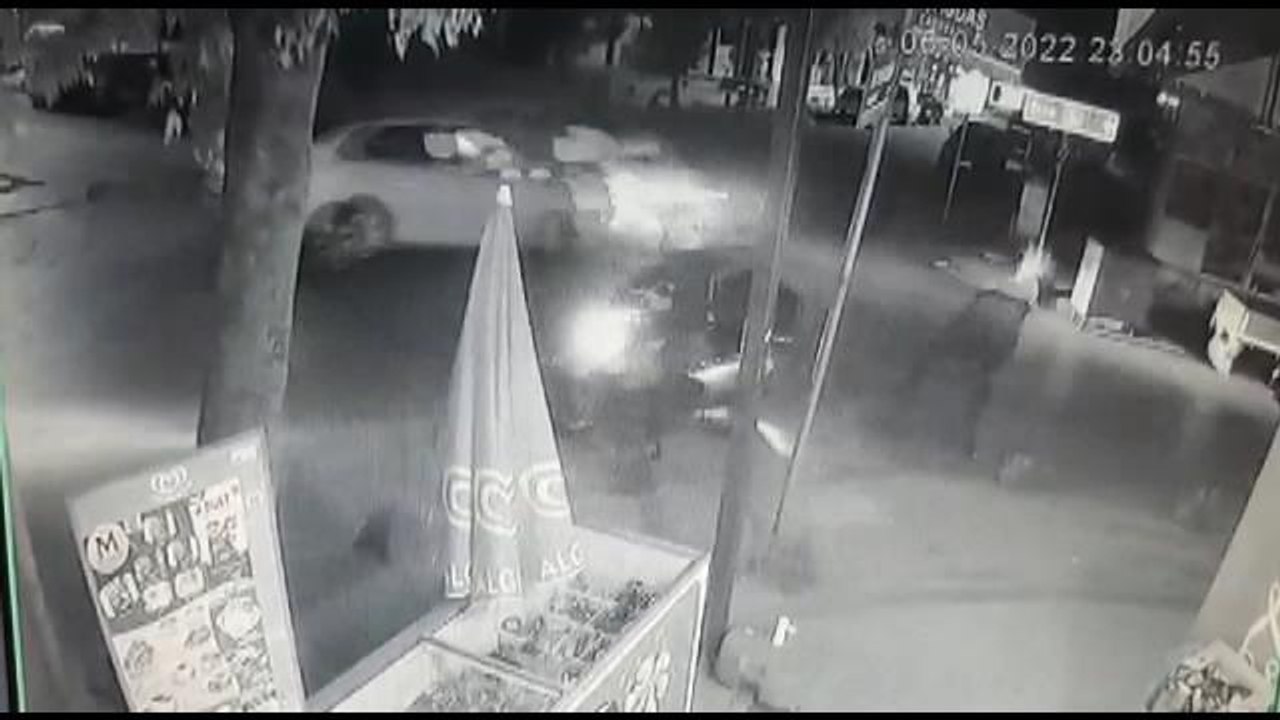 Son dakika haberi | 2 otomobil kafa kafaya çarpıştı: Otomobil dükkana daldı, 3 yaralı