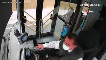 Otobüs şoföründen alkışlanacak hareket: Türk bayrağını yerde bırakmadı!