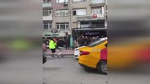 Tartıştığı kuryenin motosikletini sopayla parçaladı... O anlar kamerada