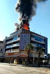 Hatay'da alışveriş merkezinin teras katındaki kafede yangın çıktı