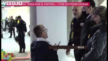Vidéo de supporters du Real Madrid essayant de rentrer dans le Santiago Bernabéu après en être sortis juste avant les buts de Rodrygo.