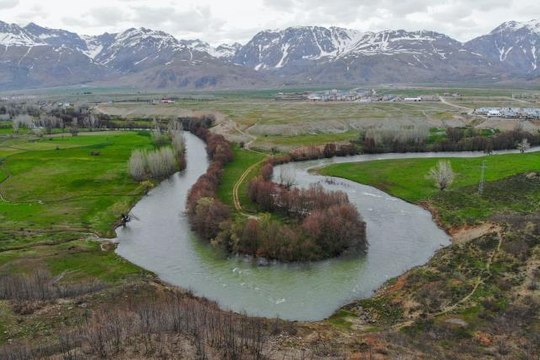 (DRONE) Ovacık dağlarında kış, ovalarında bahar güzelliği yaşanıyor