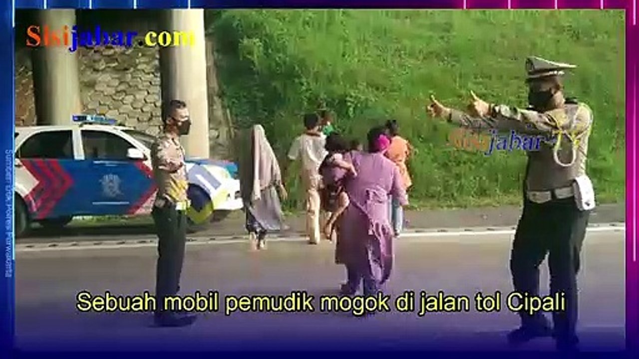 Tak Kenal Lelah, Polisi Purwakarta Sigap Bantu Dorong Mobil Mogok Saat Mudik Lebaran di Tol Cipali