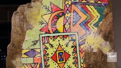 تشكيلي سعودي ينقش القط العسيري على بقايا صخور المباني الأثرية القديمة