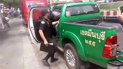 ผงะ! "หนุ่มปวดหนัก" เผชิญหน้า "เทศกิจ" สุดท้ายจบไม่สวย