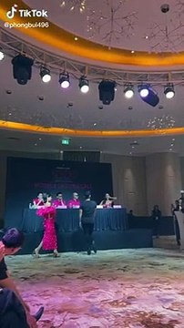 Vũ Thu Phương đi tới đâu nhạc catwalk mổ cò vang lên tới đó, chị cũng không ngại mà bung xoã