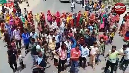 VIDEO : गुस्साएं लोगों ने रास्ता रोका, मटकियां फोड़ी, जमकर किया प्रदर्शन