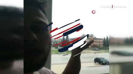 Yağmuru çeken genç neye uğradığını şaşırdı: Yıldırım düşme anı kamerada!