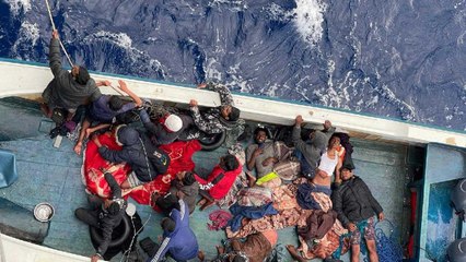 Yarı baygın göçmenleri Türk askeri kurtardı