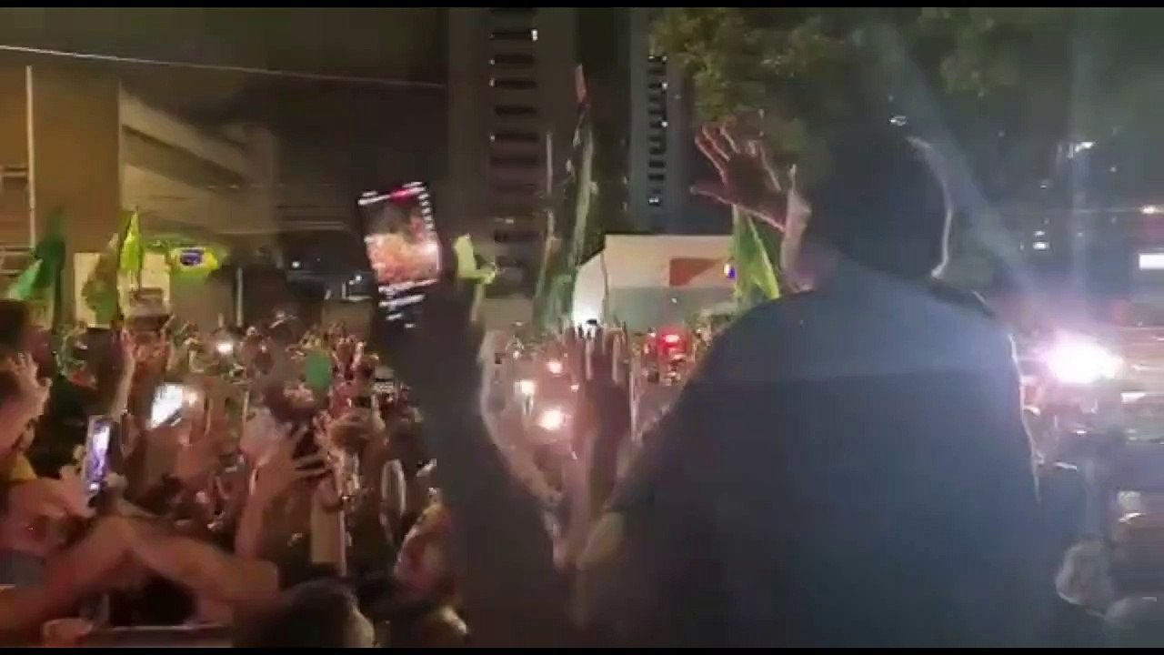 Bolsonaro é carregado nos ombros por apoiadores em João Pessoa e janta ao lado de Nilvan Ferreira