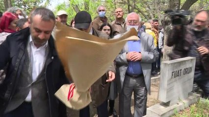 Bora Gezmiş, Kardeşi Deniz Gezmiş'i Mezarı Başında Andı: "Üç Baba ve Ben, Gömdük O Üç Kişiyi, Şimdi Binlerce Kişi Geliyor"