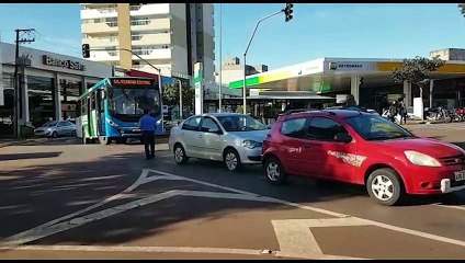 Colisão traseira entre carro e ônibus deixa via interditada no Centro