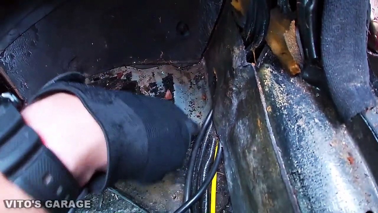 Mercedes W126 Restoration Ep.1- Sound Deadening Removal