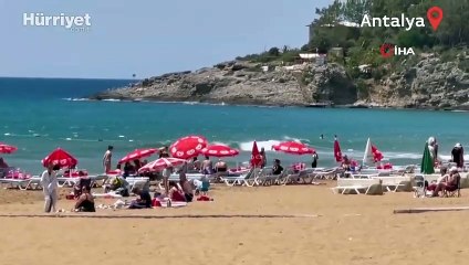 Alanya'da rüzgar şemsiyeyi uçurdu, tatilciler korku dolu anlar yaşadı