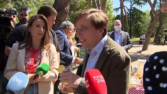 El alcalde de Madrid, José Luis Martínez-Almeida prueba una rosquilla de San Isidro