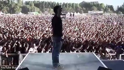 L'éclairagiste du festival met de l'ambiance involontairement dans la foule de ce concert
