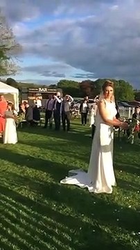 Sa copine attrape le bouquet de la mariée... il s'enfuit en courant