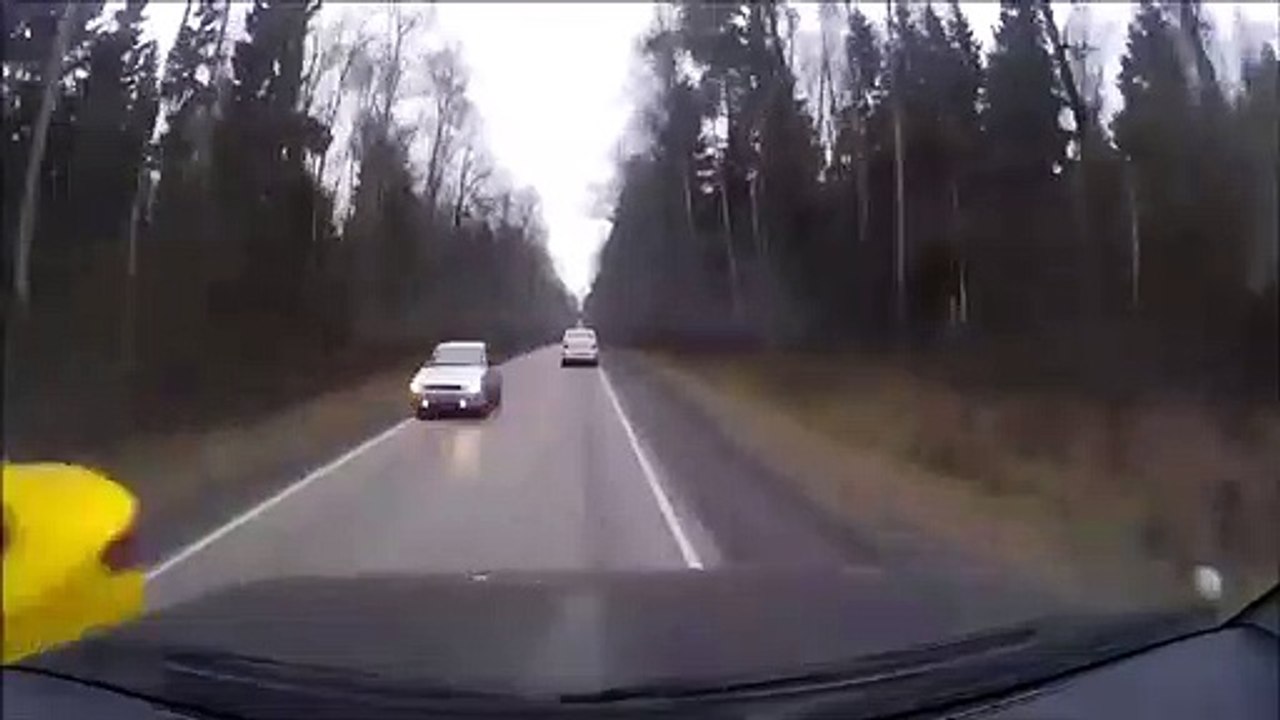 Un pneu de voiture en plein pare-brise ça fait toujours très mal