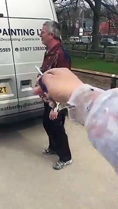 Ce peintre regrette terriblement son voyage dans le coffre du camion... Fail