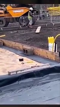 Ces ouvriers font une énorme blague à leur ami... Gamelle douloureuse