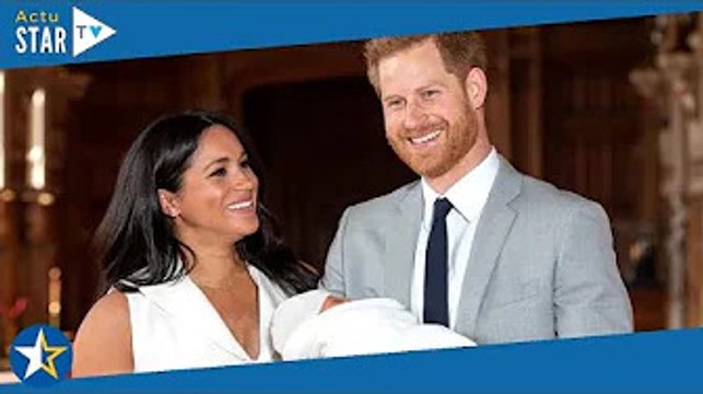 Archie fête ses 3 ans : ses rares apparitions dans les bras de Meghan et Harry (photos)
