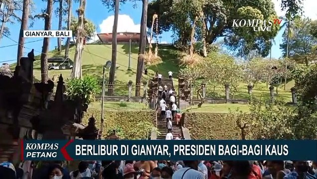 Presiden Joko Widodo Bagi-Bagi Kaus saat Berlibur ke Gianyar