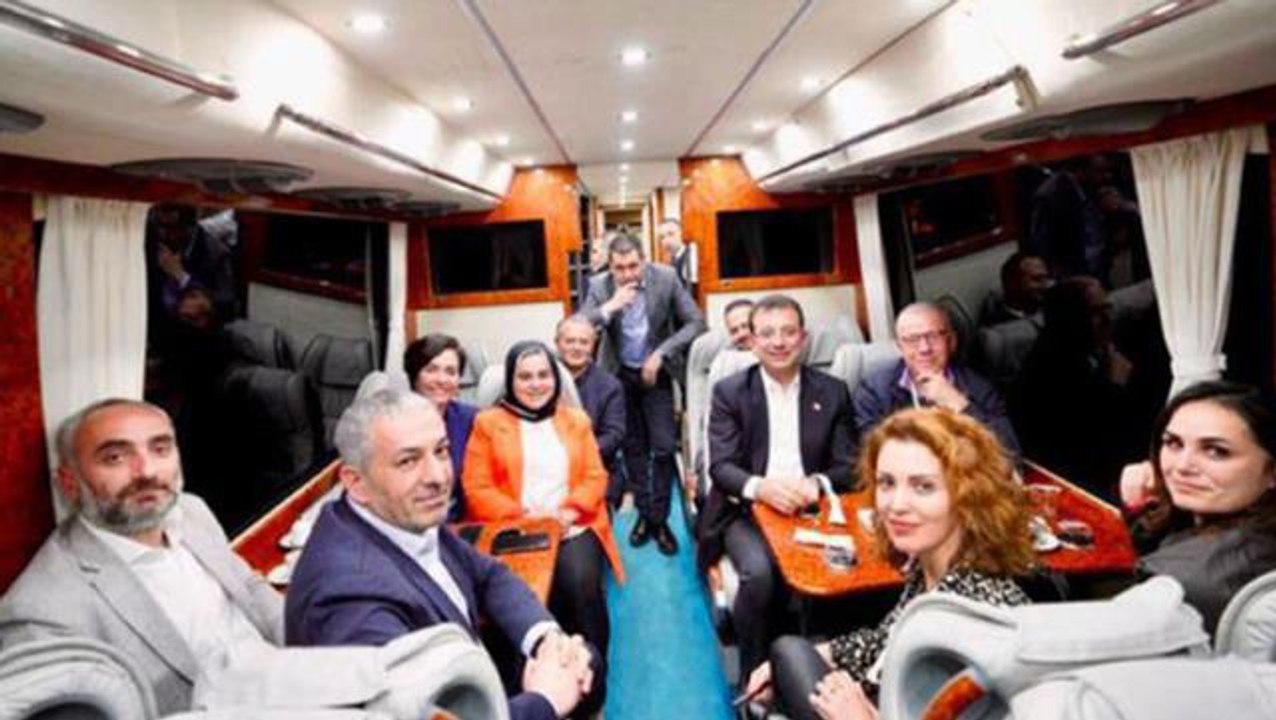 Ekrem İmamoğlu'nun gazetecilerle fotoğrafına ünlülerden art arda tepkiler: Ben bu otobüsten inerim arkadaş