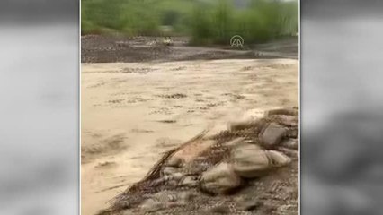 Sağanak nedeniyle debisi artan derelerdeki köprüler zarar gördü
