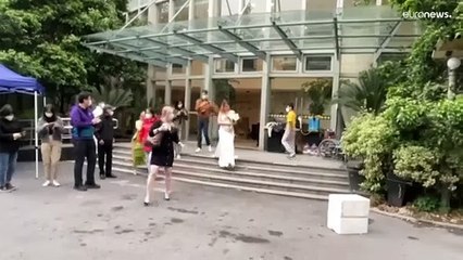 شاهد: أجنبيان يقيمان حفل زفافهما في موقف للسيارات خلال إجراءات العزل في شنغهاي