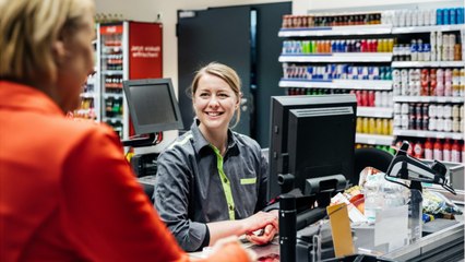 La caissière réglait ses dettes en laissant passer les clients sans payer